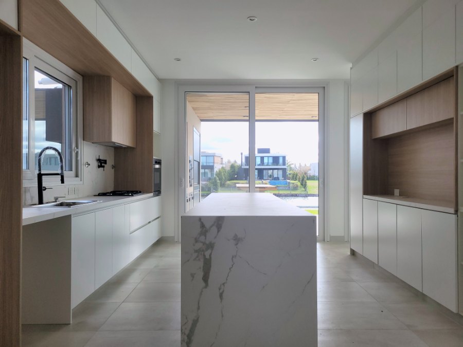 Cocina con isla y coffee station