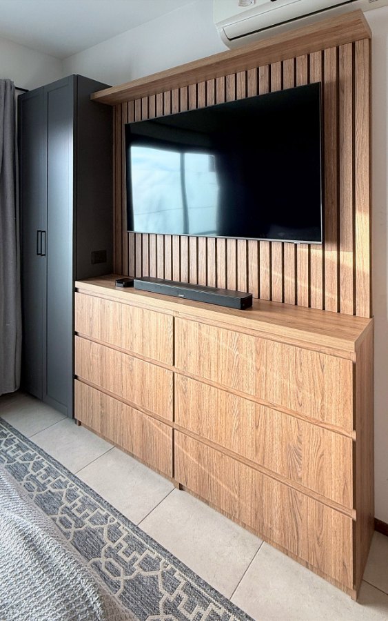 Rack de TV con espacio de guardado